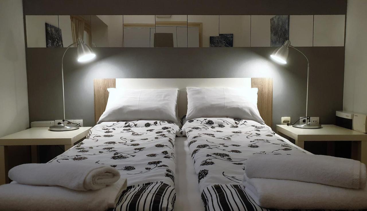 Apartmani N.May'S カルロヴァッツ エクステリア 写真